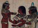 Egipta nuda junulino oferas bovlon al la buŝo de edzo…