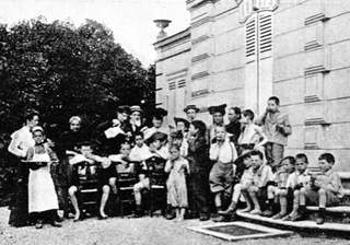 Groupe d'enfants devant le bâtiment de la colonie de vacances